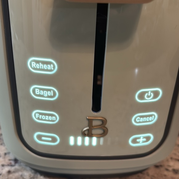 Beautiful and sleek 2 slice touch screen toaster - Picture 2 of 4